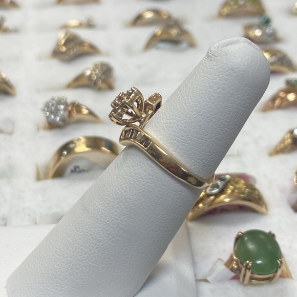 387542 10k yellow gold Diamond Ring - Picture 2 of 3